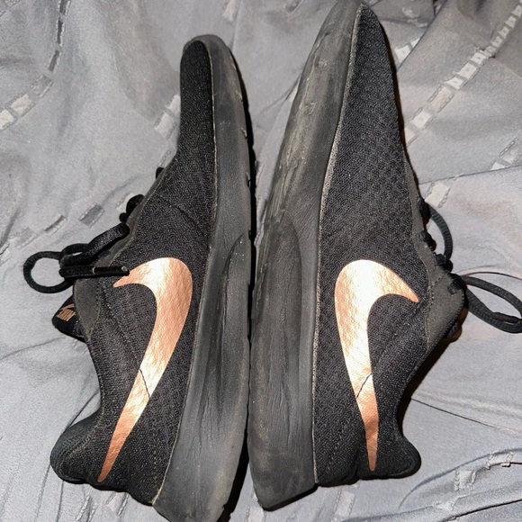 Women’s Nike Tanjun Size 10 - Picture 2 of 3